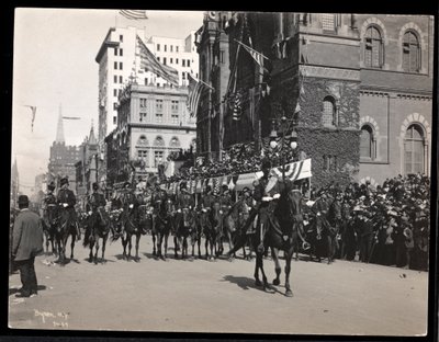 Vista del general Roe y el personal del gobernador a caballo en el desfile de Dewey en la Quinta Avenida, Nueva York, 1938 de Byron Company